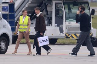 Robert Lewandowski ze szpanerką siatą wysiadł z samolotu