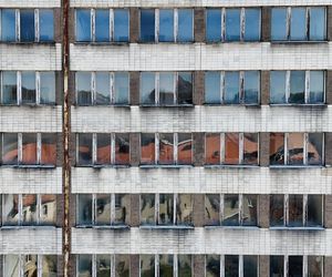 Kiedyś przyjeżdżali tu znani ludzie z całej Polski. Dziś, ogromny hotel z PRL-u stoi opuszczony w Wałbrzychu 