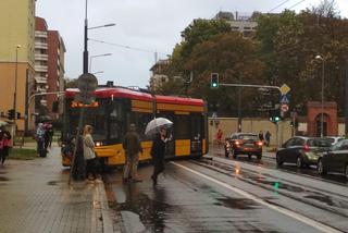 Wykolejenie tramwaju w Warszawie. Samochód wjechał na czerwonym pod 24