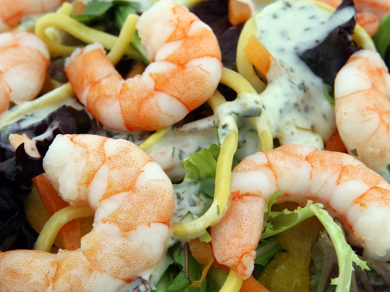 Sałatka z krewetkami i jajami przepiórczymi