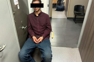 Uzbrojony po zęby 24-latek groził kobiecie, że ją zastrzeli. Potem napadł na stację benzynową