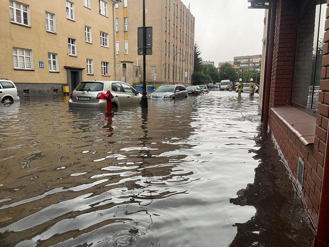 Ogromna ulewa w Ełku. Kilkanaście ulic zalanych. Strażacy mieli ręce pełne roboty!