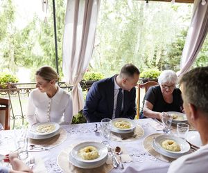 Karol i Marta Nawroccy na obiedzie u rodziny spod Kolbuszowej, na stole same smakołyki