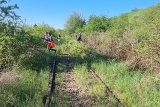 Ludzie sami wyrywają chaszcze na torach. Tak walczą o reaktywację linii kolejowej nr 241 z Tucholi do Koronowa