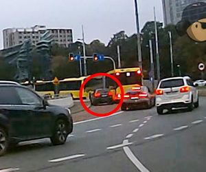 Niebezpieczny rajd kierowcy na rondzie w Katowicach