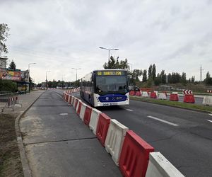 Tak się teraz jeździ na osiedlu Leśnym. Utrudnienia dla kierowców i pasażerów!