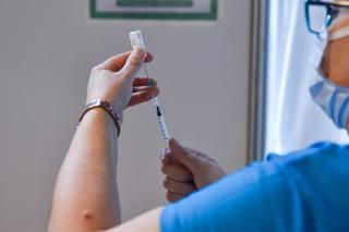 Szczepienia przeciwko COVID-19 będą płatne? Minister zdrowia podjął decyzję