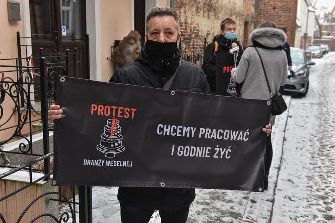 Protest branży weselnej w Toruniu. List do rządu, postulaty i tort