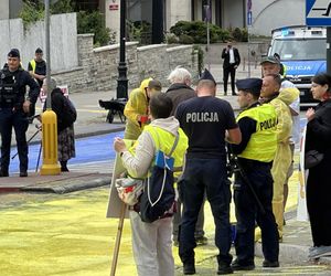 Żółto-niebieska niespodzianka dla rosyjskich dyplomatów. Barwy Ukrainy na asfalcie przed ambasadą Rosji