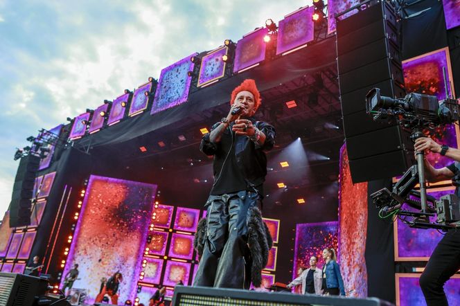 Michał Szpak tak się przejął na scenie, że zgubił mikrofon! Na szczęście nie był sam