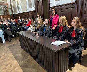 Uczniowie I LO w roli sędziów, obrońców i prokuratorów 