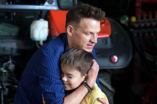 Barwy szczęścia, odcinek 3111: Odsiadka Kasi zbliży Ksawcia i Łukasza. Zauważy, że odtrącił syna - ZDJĘCIA