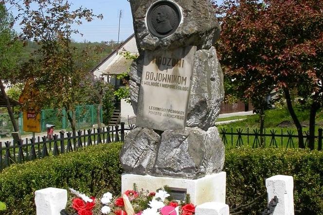 Pomnik Piłsudskiego w Urzędowie