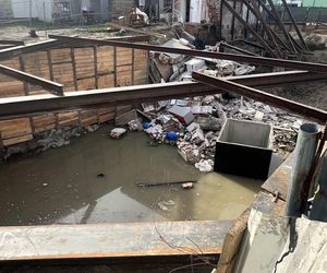 Katastrofa budowlana w Wołominie. Runęła część kamienicy. Koparka pod gruzami!