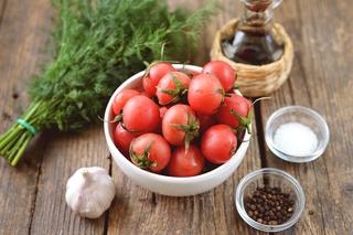 Pomidorki koktajlowe kiszone na sucho - genialnie prosty pomysł na szybkie pikle z pomidorów