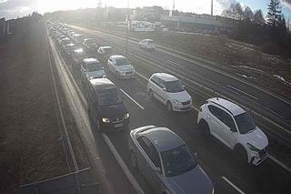 Potężny korek na Zakopiance. Kierowcy 30 kilometrów pokonują w półtorej godziny