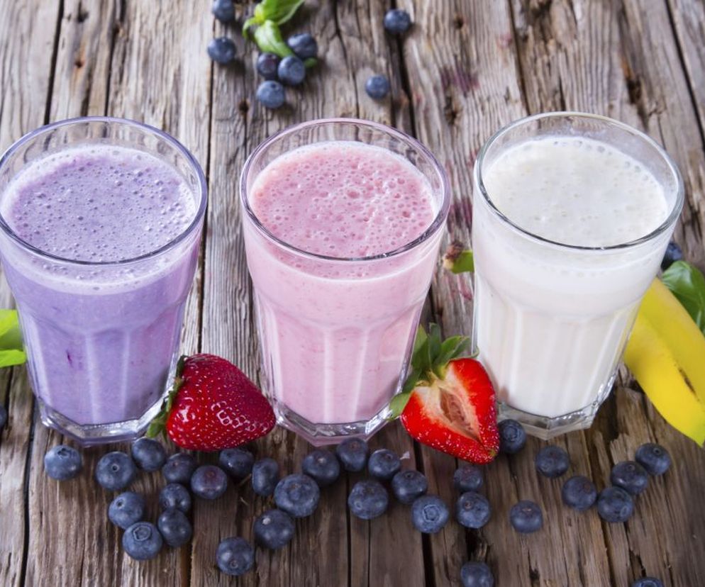 Koktajle białkowe z owocami wypite po treningu nie tylko pomagają w budowie masy mięśniowej, ale także uzupełniają zapasy glikogenu po wysiłku.