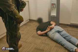 Huk i kłęby dymu! Wielka akcja CBŚP w Warszawie. Doszło do porwania