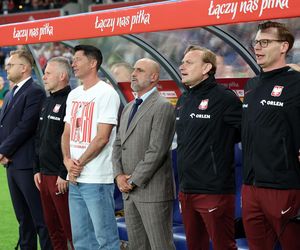 Odpicowany w ulicznym stylu wczesnych lat 90-tych Robert Lewandowski wparował na ławkę rezerwowych na mecz Polska – Mołdawia. Spójrzcie na napis na koszulce [GALERIA]