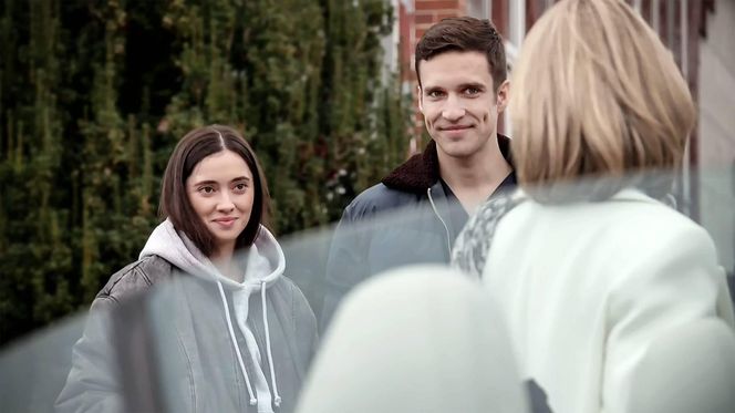 	Pierwsza miłość odc. 4002. Milena / Angelika (Patrycja Franczak), jej matka Eliza (Anna Maria Sieklucka), Filip (Dominik Smaruj)