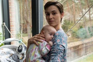 Na dobre i na złe odc. 960 po wakacjach. Blanka (Pola Gonciarz), Nina (Rita Sobocińska)