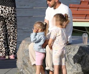 Maciej Pela z córeczkami nad Wisłą