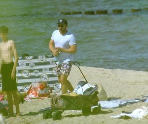 Borys Szyc z rodziną na plaży