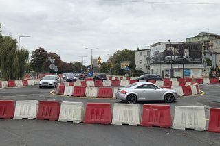 Tak się teraz jeździ na osiedlu Leśnym. Utrudnienia dla kierowców i pasażerów!