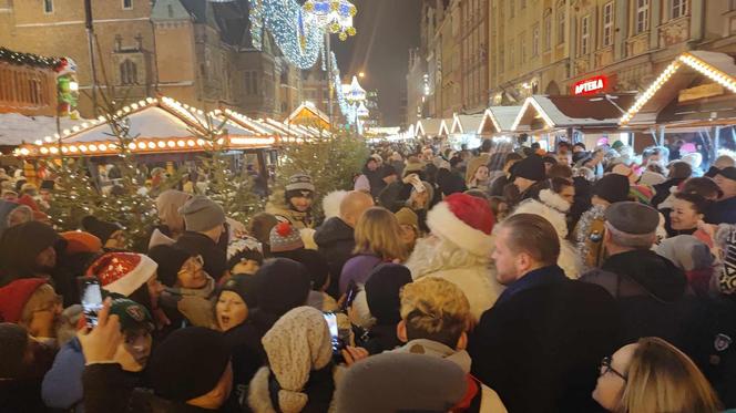 Ale blask! Choinka we Wrocławiu już świeci! Świątecznie rozświetliła cały Rynek [ZDJĘCIA]