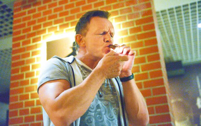 Cezary Pazura zabija stres whisky i cygarem