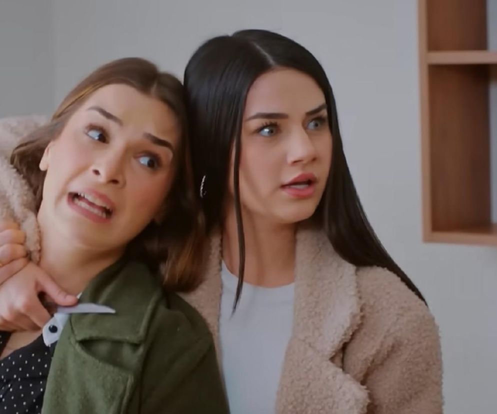 Bahar dusi Silę, trzymając nóż przy jej szyi, podczas gdy przerażona Sila patrzy w bok. Scena dramatyczna z tureckiego serialu Miłość i nadzieja ilustruje próbę zabójstwa. Więcej o losach bohaterek przeczytasz na Super Seriale.