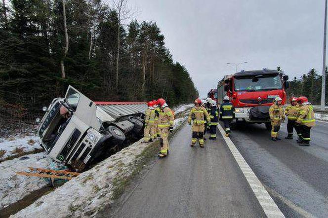 Wypadek na S7 w Barczy koło Kielc. Samochód ciężarowy wypadł z jezdni