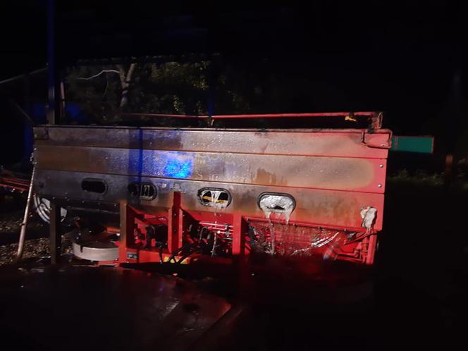 Groźny pożar w Wierzbicy. Ogień pojawił się pod blaszaną wiatą. Ranna jest jedna osoba