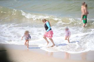 Anna Guzik z rodziną na plaży