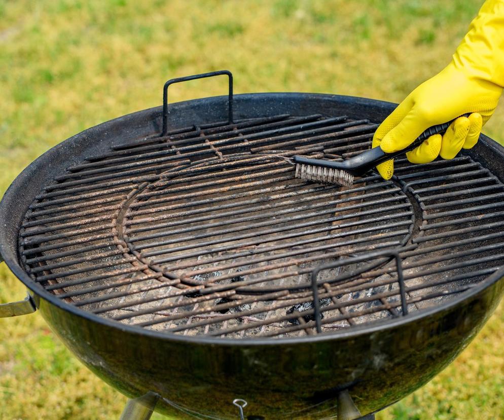 Jak wyczyścić przypalony grill? Domowy sposób na czyszczenie grilla