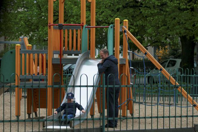 Dziadek Tusk zabrał wnuki na plac zabaw