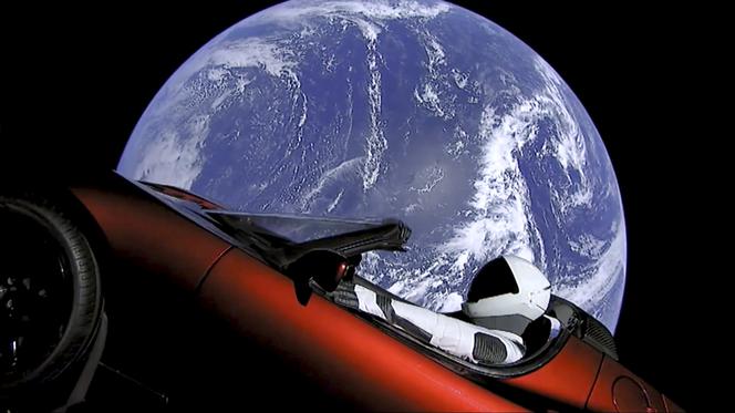 Miliarder posłał auto w kosmos! Tesla leci na orbitę Marsa