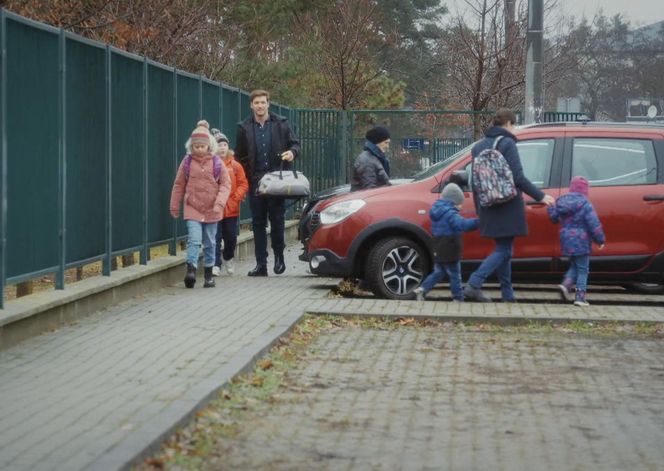 M jak miłość, odcinek 1853: Marcin (Mikołaj Roznerski), Szymek (Staś Szczypiński), Maja (Laura Jankowska)