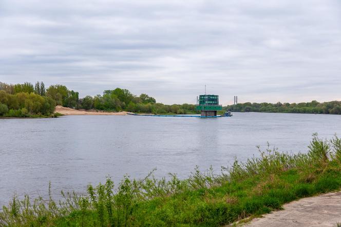 Gruba Kaśka w Warszawie - zdjęcia okrąglaka stojącego pośrodku Wisły