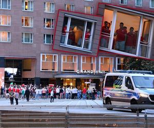 Reprezentanci Polski dostrzegli kibiców pod hotelem i nie mogli się powstrzymać. Wykonali jeden gest, to z pewnością zapadnie fanom w pamięć