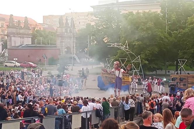 "Kosmiczna Podróż Guliwera" na placu Solidarności