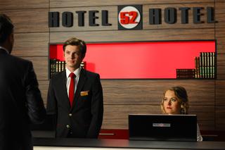 Hotel 52 sezon 7 odcinek 82 (odc. 4). Igor (Kamil Kula), Marta (Magdalena Lamparska)