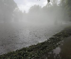 Nawałnica nad Gnieznem. Miasto zalały strumienie wody po ulewie i gradobiciu [ZDJĘCIA].