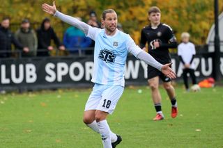 Grzegorz Krychowiak zadebiutował w barwach RKS Mazur Radzymin. Padło sześć bramek