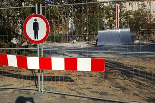 Gdynia: Pomnik Polski Morskiej cztery miesiące po odsłonięciu nadal ogrodzony płotem [AUDIO]