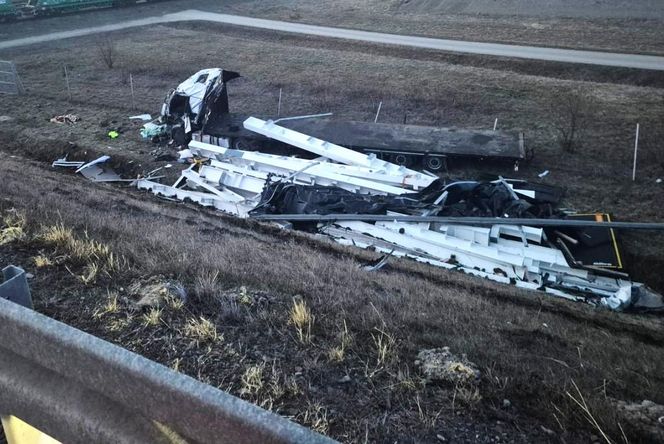 Tragiczny wypadek na Podkarpaciu. Z TIR-a zostały tylko strzępy 