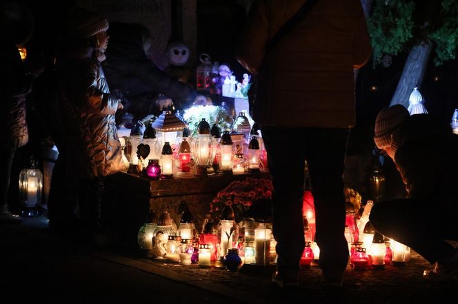  Setki migoczących zniczy. Tak wyglądają polskie cmentarze po zmroku. Zobacz niezwykłe zdjęcia