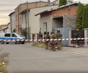 Groza w Kłobucku! Zobaczył w oknie sąsiada z bronią