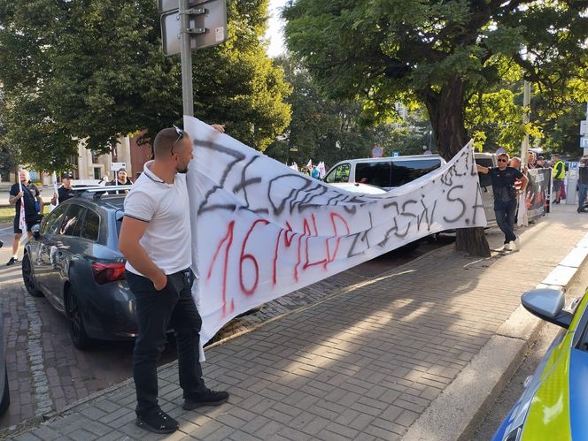 Paraliż w Katowicach. Rozpoczął się protest górników i hutników. "Stal się hartuje, a rząd ją rujnuje"