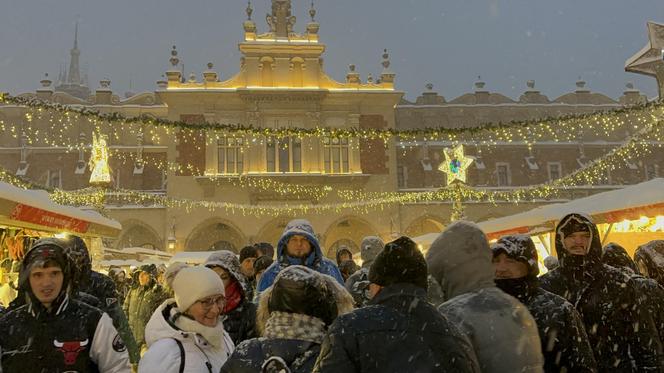 Choinka rozbłysła na Rynku Głównym. Tak wygląda Kraków w zimowej scenerii! 